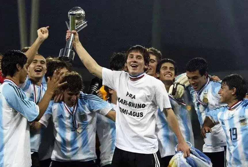 Lionel Messi con su primer trofeo con la celeste y blanca: la copa del mundo sub-20 de 2005.