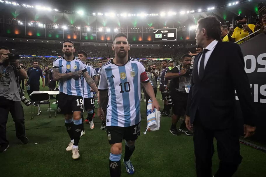 Lionel Messi encabeza el éxodo argentino en el Estadio Maracaná, tras la represión policial contra familiares e hinchas argentinos.