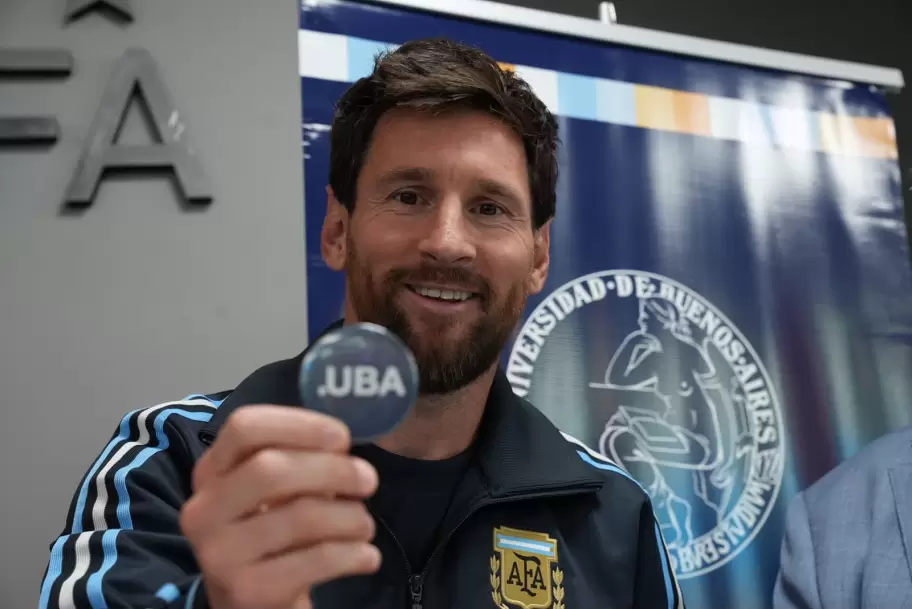 Lionel Messi con un pin de la UBA, tras recibir el doctorado honoris causa.