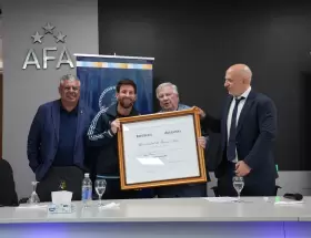 Lionel Messi junto a Claudio Tapia de la AFA, recibi� el doctorado honoris causa de la UBA, de manos de su rector y vicerrector.