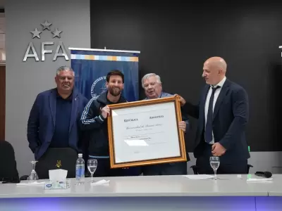 Lionel Messi junto a Claudio Tapia de la AFA, recibi� el doctorado honoris causa de la UBA, de manos de su rector y vicerrector.