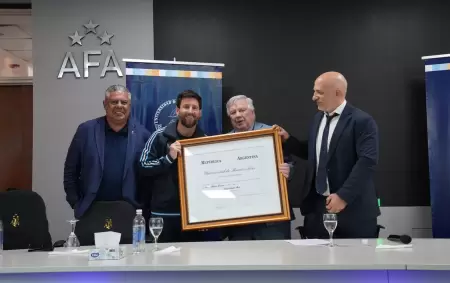 Lionel Messi junto a Claudio Tapia de la AFA, recibi� el doctorado honoris causa de la UBA, de manos de su rector y vicerrector.