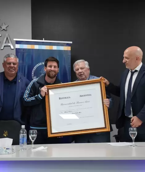 Lionel Messi junto a Claudio Tapia de la AFA, recibi� el doctorado honoris causa de la UBA, de manos de su rector y vicerrector.