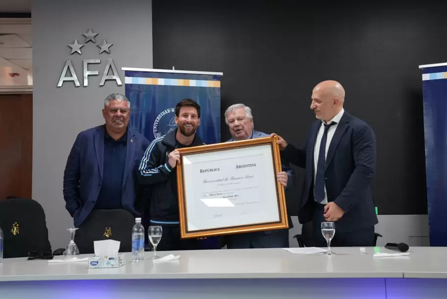 Lionel Messi junto a Claudio Tapia de la AFA, recibi� el doctorado honoris causa de la UBA, de manos de su rector y vicerrector.