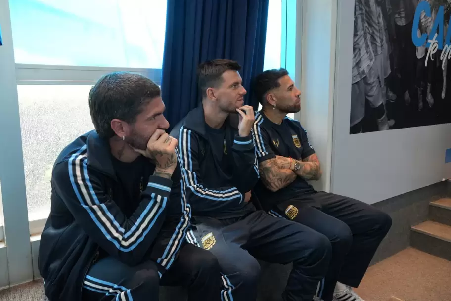 Rodrigo de Paul, Giovanni Lo Celso y Nicolás Otamendi, observan cómo Lionel Messi recibe el doctorado honoris causa de la UBA.