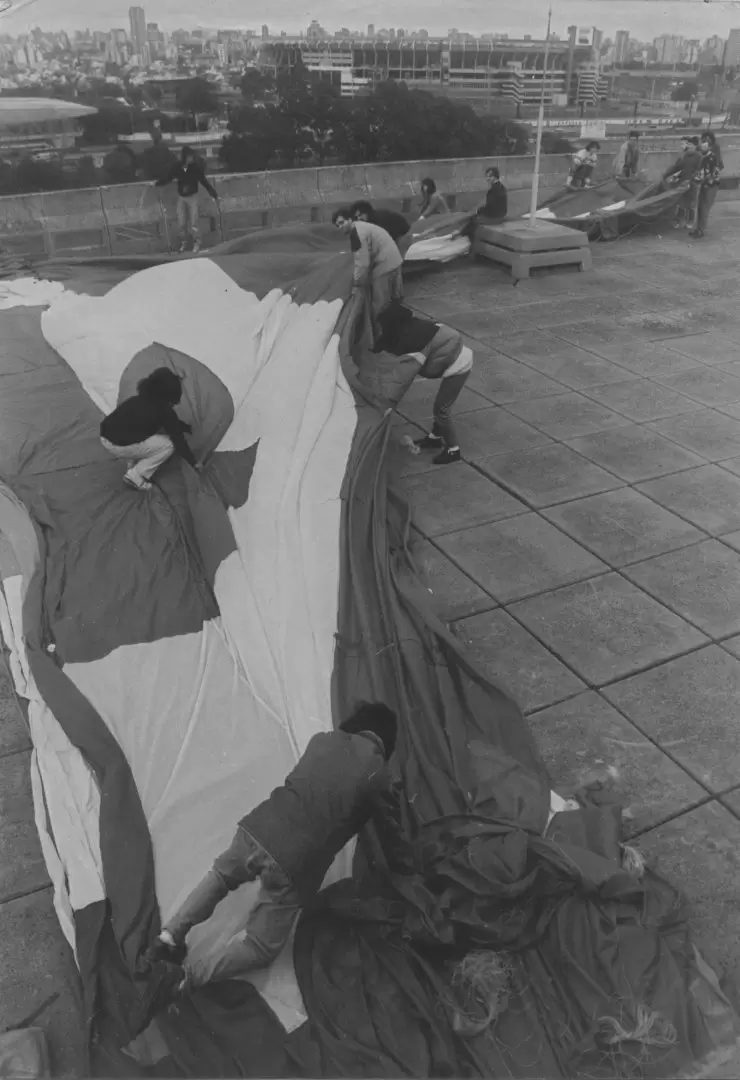 Estudiantes a punto de colgar la bandera con la palabra "REMATE" pero en el año 1990