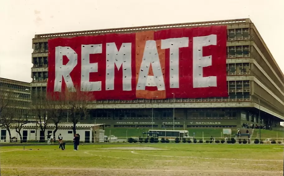 La verdadera historia de la bandera de "REMATE" que apareció en Exactas