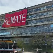 La verdadera historia de la bandera de "REMATE" que apareció en Exactas el día que la UBA hizo doctor a Messi