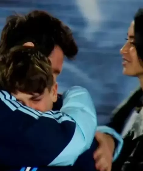 Thiago Messi junto a sus pap�s
