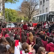 40 alumnas denuncian que hicieron fotos con IA con contenido sexual y las vendieron