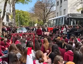 Sentada en el Colegio Modelo Lomas