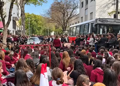 Sentada en el Colegio Modelo Lomas