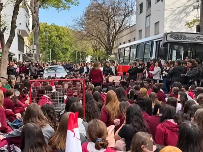 Sentada en el Colegio Modelo Lomas