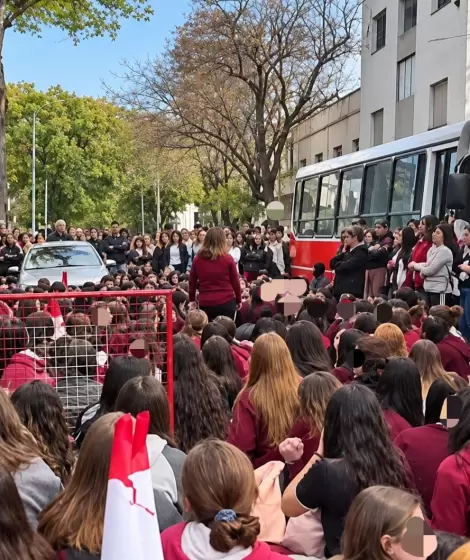 Sentada en el Colegio Modelo Lomas