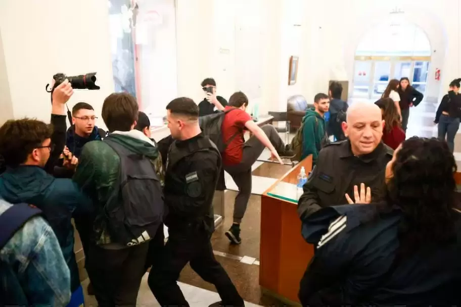 Represión en el Palacio Pizzurno