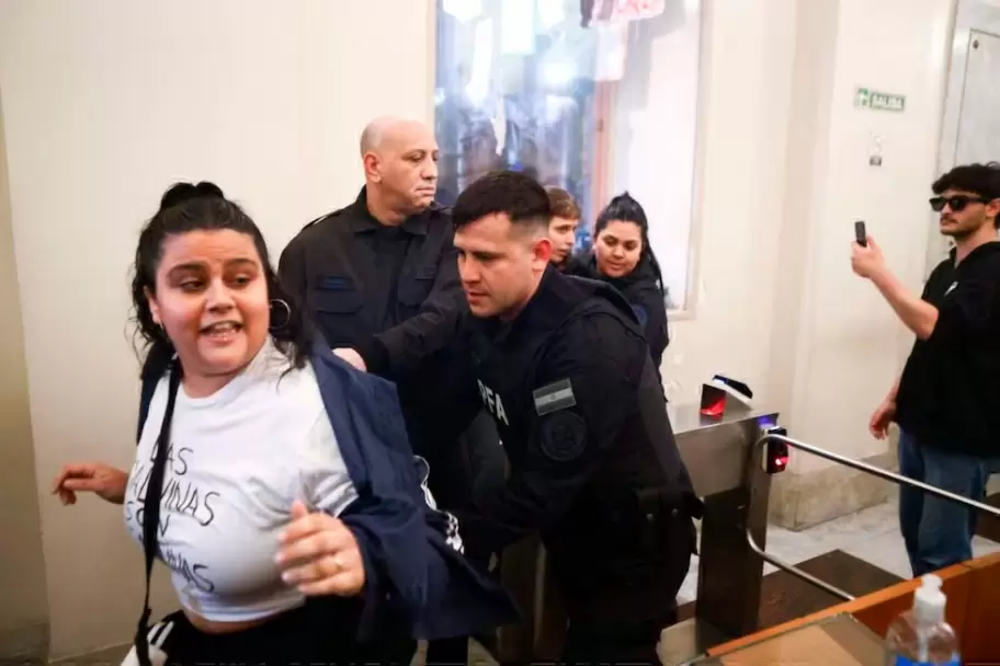 Represión en el Palacio Pizzurno