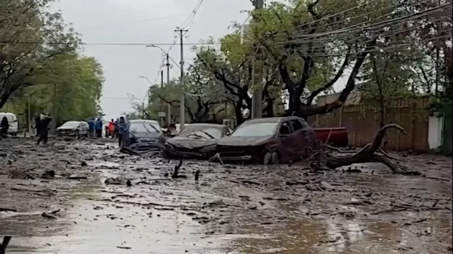 El temporal dej� escenas de enorme impacto en distintos sectores de la capital chilena