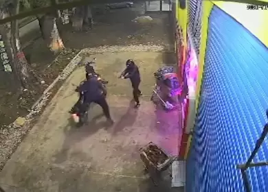 Nueve disparos por una moto