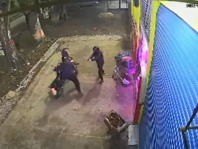 Nueve disparos por una moto