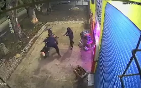 Nueve disparos por una moto