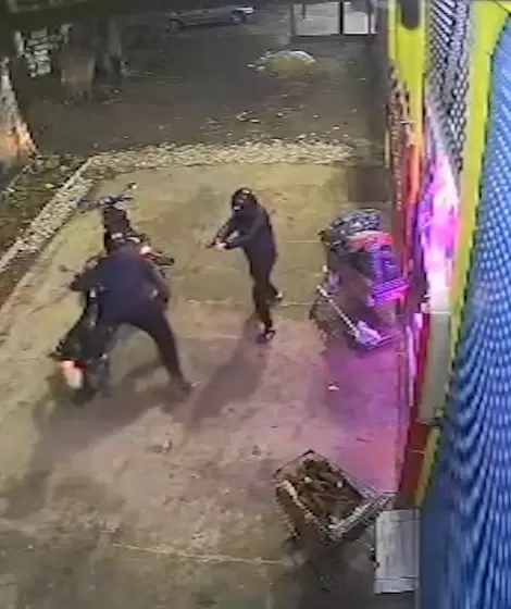 Nueve disparos por una moto