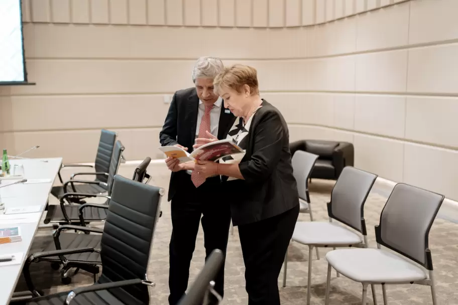 Luis "Toto" Caputo y Kristalina Georgieva.