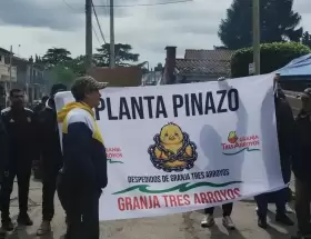 Los 50 despedidos de la Planta Pinazo de Granja Tres Arroyos acampan en reclamo de los meses y el aguinaldo adeudados.