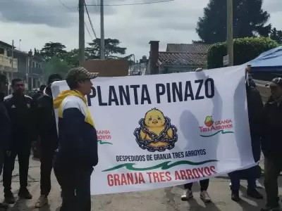 Los 50 despedidos de la Planta Pinazo de Granja Tres Arroyos acampan en reclamo de los meses y el aguinaldo adeudados.