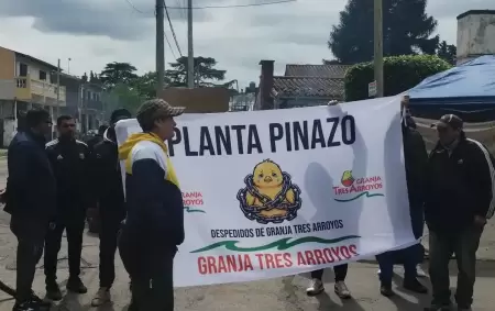 Los 50 despedidos de la Planta Pinazo de Granja Tres Arroyos acampan en reclamo de los meses y el aguinaldo adeudados.