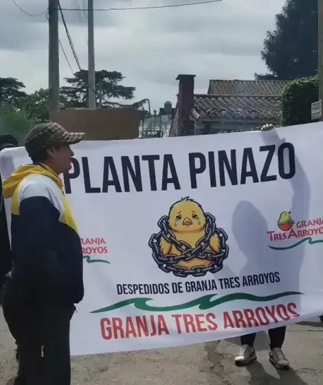 Los 50 despedidos de la Planta Pinazo de Granja Tres Arroyos acampan en reclamo de los meses y el aguinaldo adeudados.