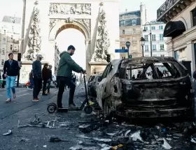 El Arco del Triunfo parisino como escenario de una rebeli�n juvenil que moviliz� 550.000 personas en toda Francia durante el �ltimo fin de semana.