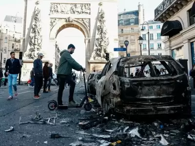 El Arco del Triunfo parisino como escenario de una rebeli�n juvenil que moviliz� 550.000 personas en toda Francia durante el �ltimo fin de semana.