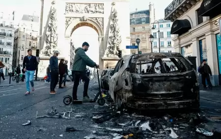 El Arco del Triunfo parisino como escenario de una rebeli�n juvenil que moviliz� 550.000 personas en toda Francia durante el �ltimo fin de semana.