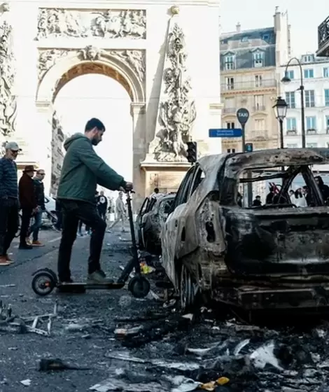 El Arco del Triunfo parisino como escenario de una rebeli�n juvenil que moviliz� 550.000 personas en toda Francia durante el �ltimo fin de semana.