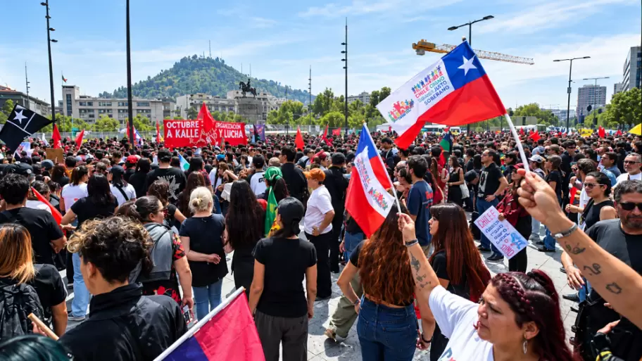 La masiva marcha chilena por el s�ptimo aniversario de la rebeli�n de 2019 termin� con represi�n y expuso el poco apoyo que tiene Kast entre el pueblo