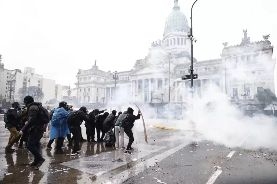 El Gobierno reprimi� la Quinta Marcha Federal Universitaria bajo una impresionante lluvia, que no amedrent� a quienes se "plantaron" contra el ajuste.