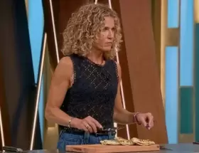Maru Botana con cuchillo y tenedor, a la hora de probar empanadas en MasterChef.