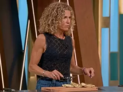 Maru Botana con cuchillo y tenedor, a la hora de probar empanadas en MasterChef.