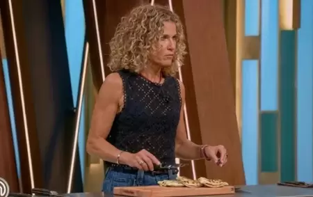 Maru Botana con cuchillo y tenedor, a la hora de probar empanadas en MasterChef.