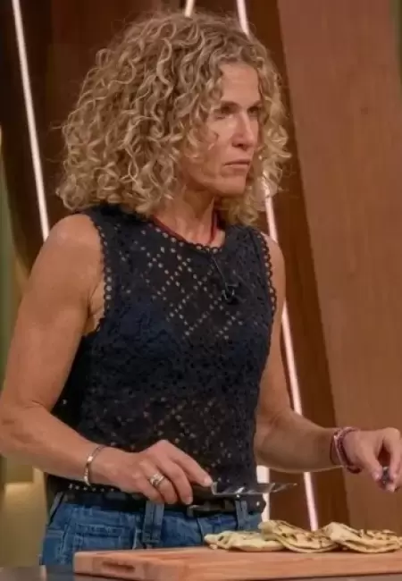 Maru Botana con cuchillo y tenedor, a la hora de probar empanadas en MasterChef.