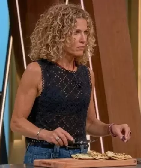 Maru Botana con cuchillo y tenedor, a la hora de probar empanadas en MasterChef.