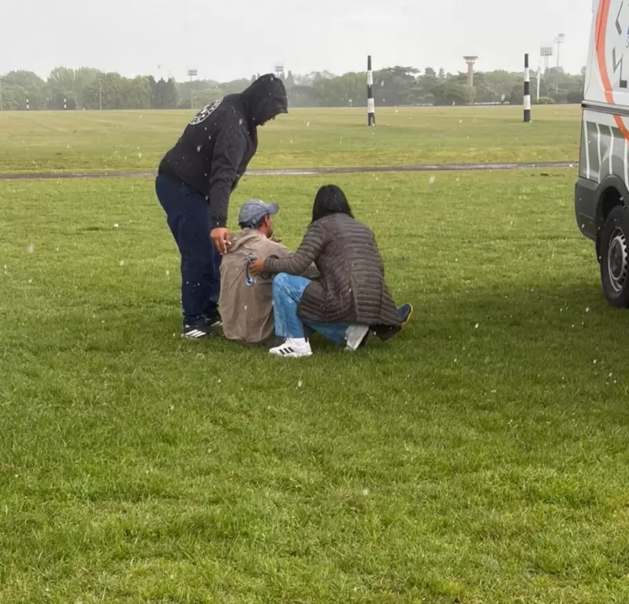 La descarga eléctrica también afectó a un cuidador, que salió despedido varios metros y debió recibir asistencia médica.