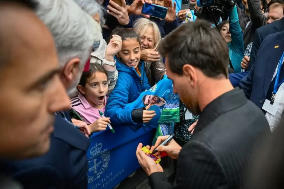 Lionel Messi en España con sus fanáticos