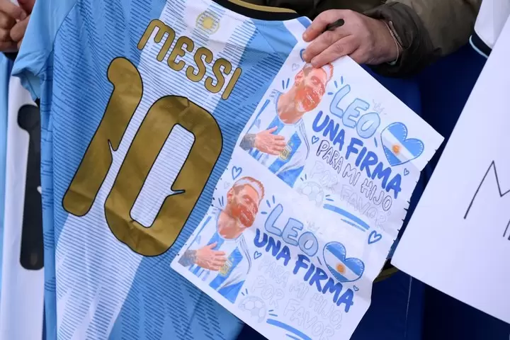 Fanáticos esperaron a Messi con carteles y camisetas