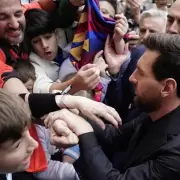 Entre carteles y camisetas: Lionel Messi revolucion� Espa�a junto a Antonela Roccuzzo antes de recibir un prestigioso premio