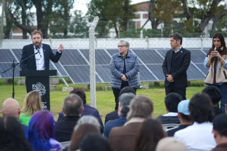 Oterm�n, Terigi, Kicillof y Vilar, frente a los paneles del parque solar.