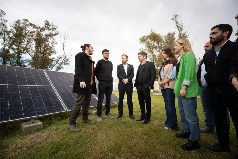 La recorrida por los paneles fotovoltaicos tras el acto.