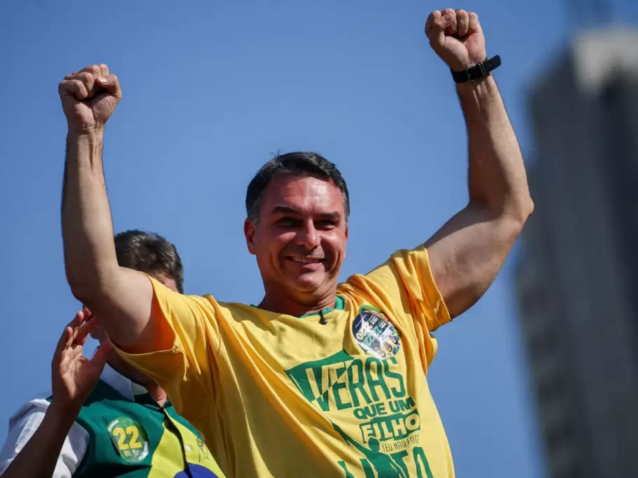 Flavio Bolsonaro antes de ser derrotado por Lula Da Silva