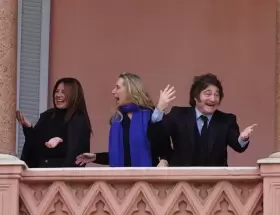 Pettovello junto a Karina y Javier Milei farmeando aura