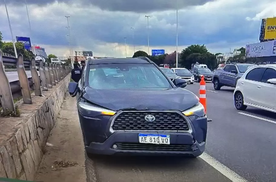Así quedó el vehículo de Nancy Pazos tras el accidente que sufrió con un motociclista sobre la avenida General Paz.